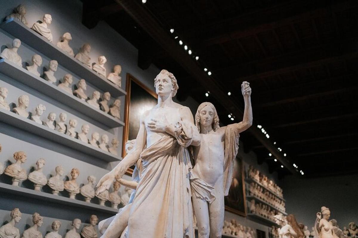 uma estátua de uma mulher e um homem em um museu