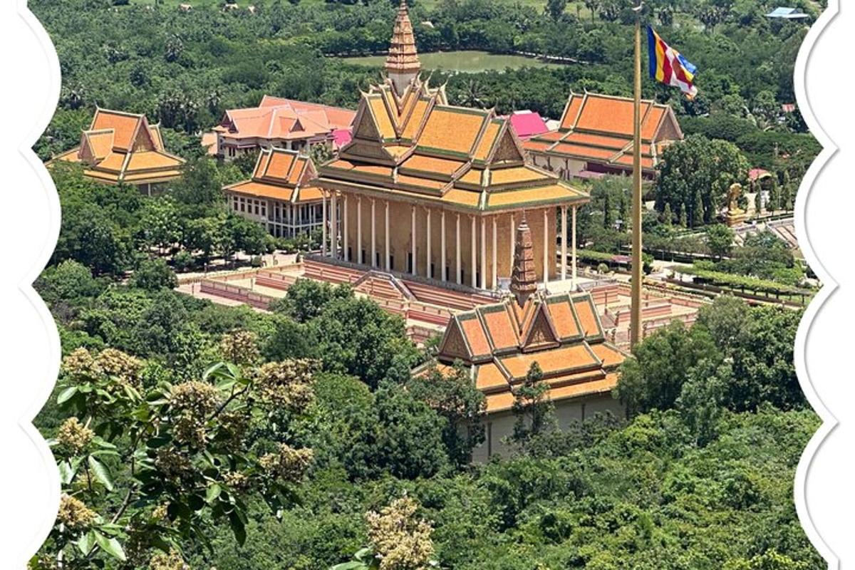 pohled shora na budovu s vlajkou