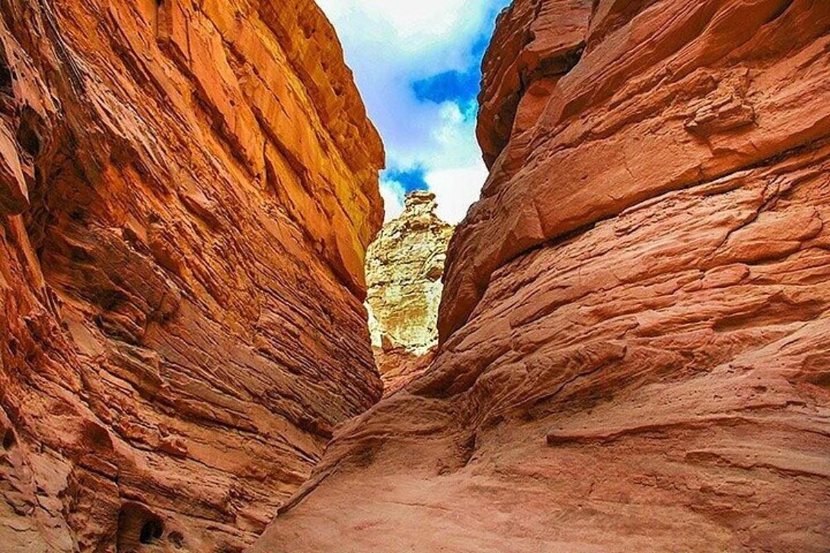 un canyon a fessura con una roccia al centro