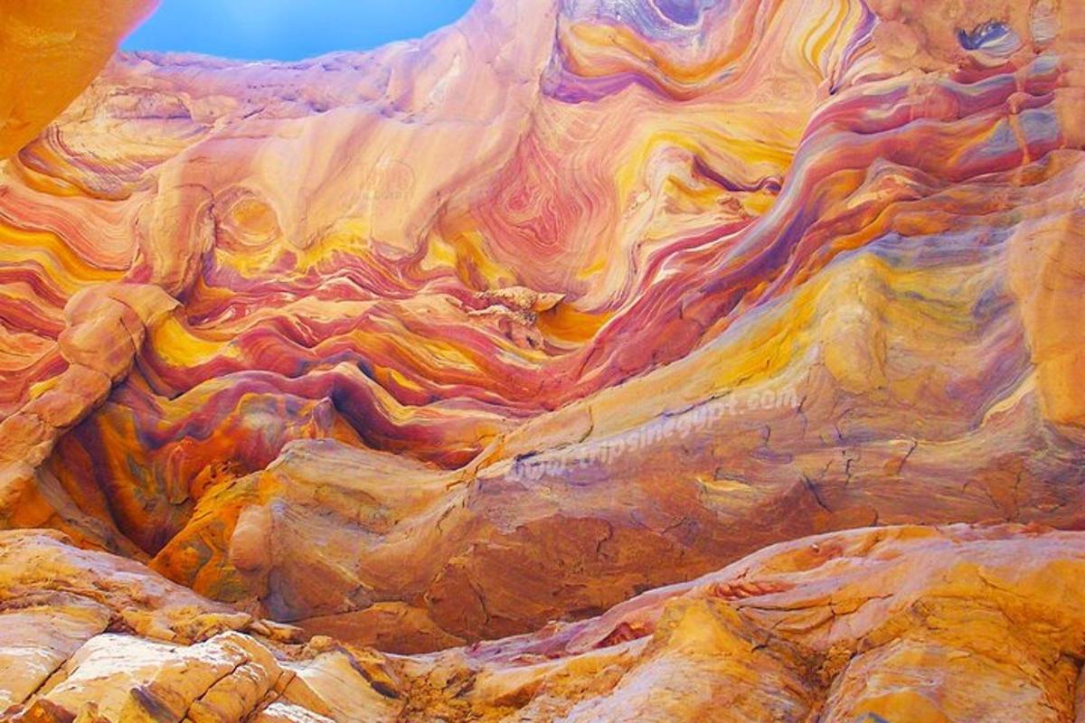 un dipinto di una montagna con vernice colorata sopra