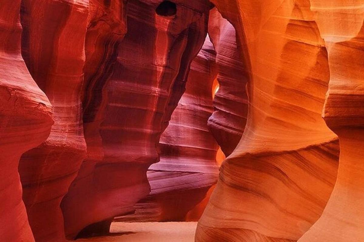 un canyon a fessura con molte rocce rosse