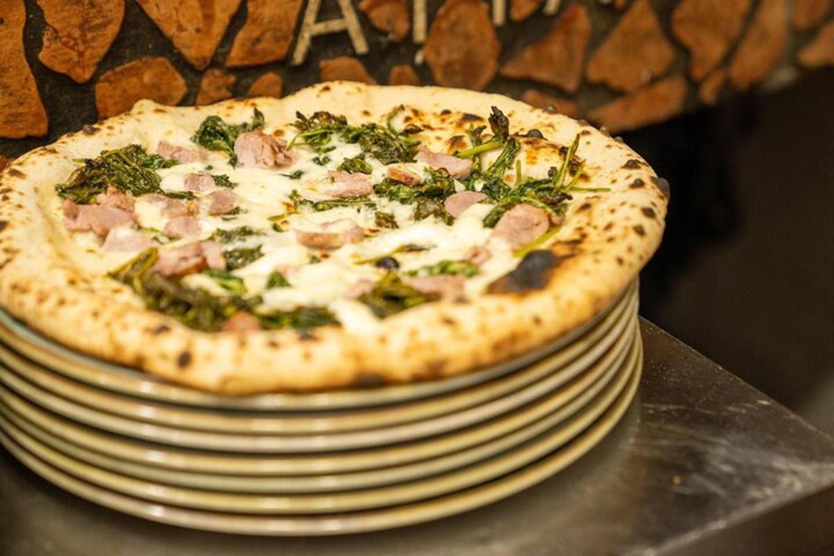 pizza sem stendur ofan á stafla af diskum