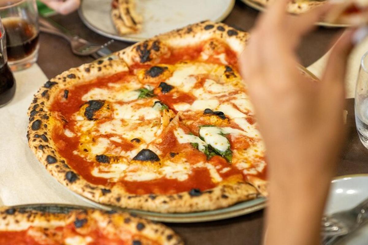 Nærmynd af pizzu á borði