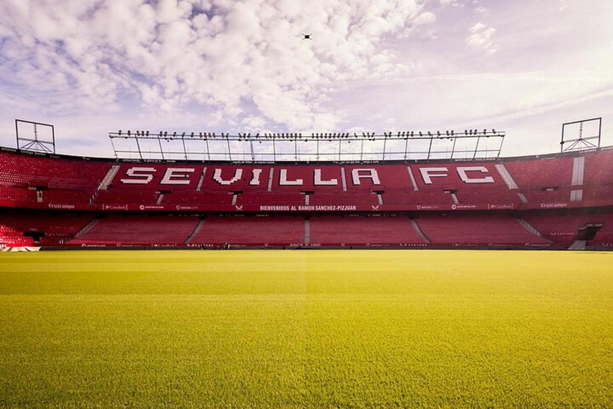 Un campo de béisbol con un estadio rojo con un campo