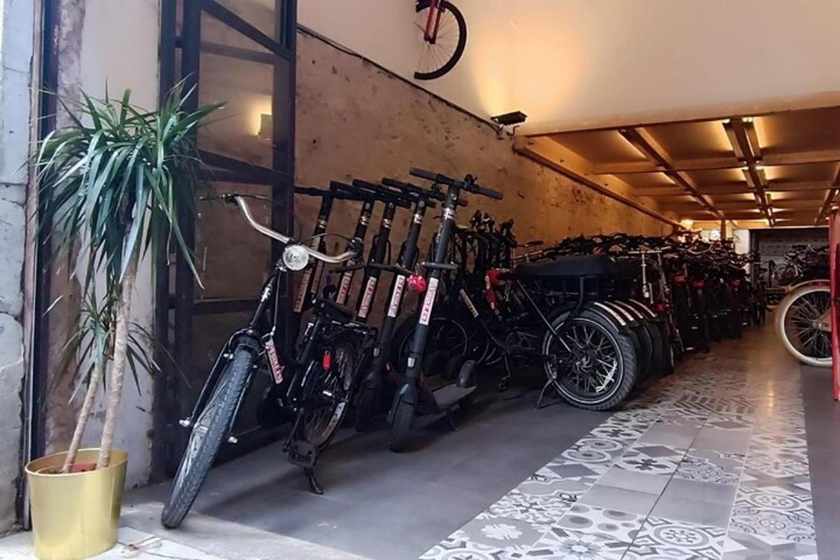 một loạt xe đạp được xếp thành hàng dọc theo bức tường