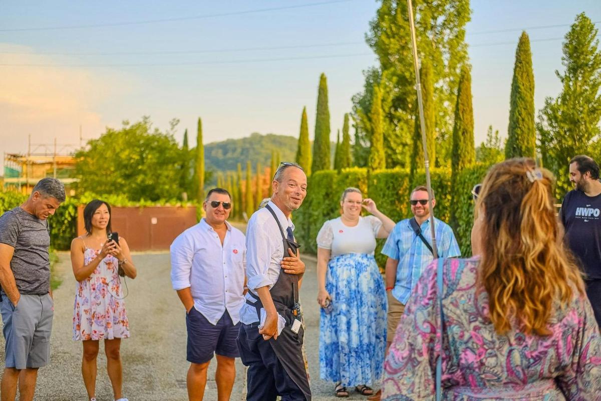 un gruppo di persone in piedi davanti a una donna