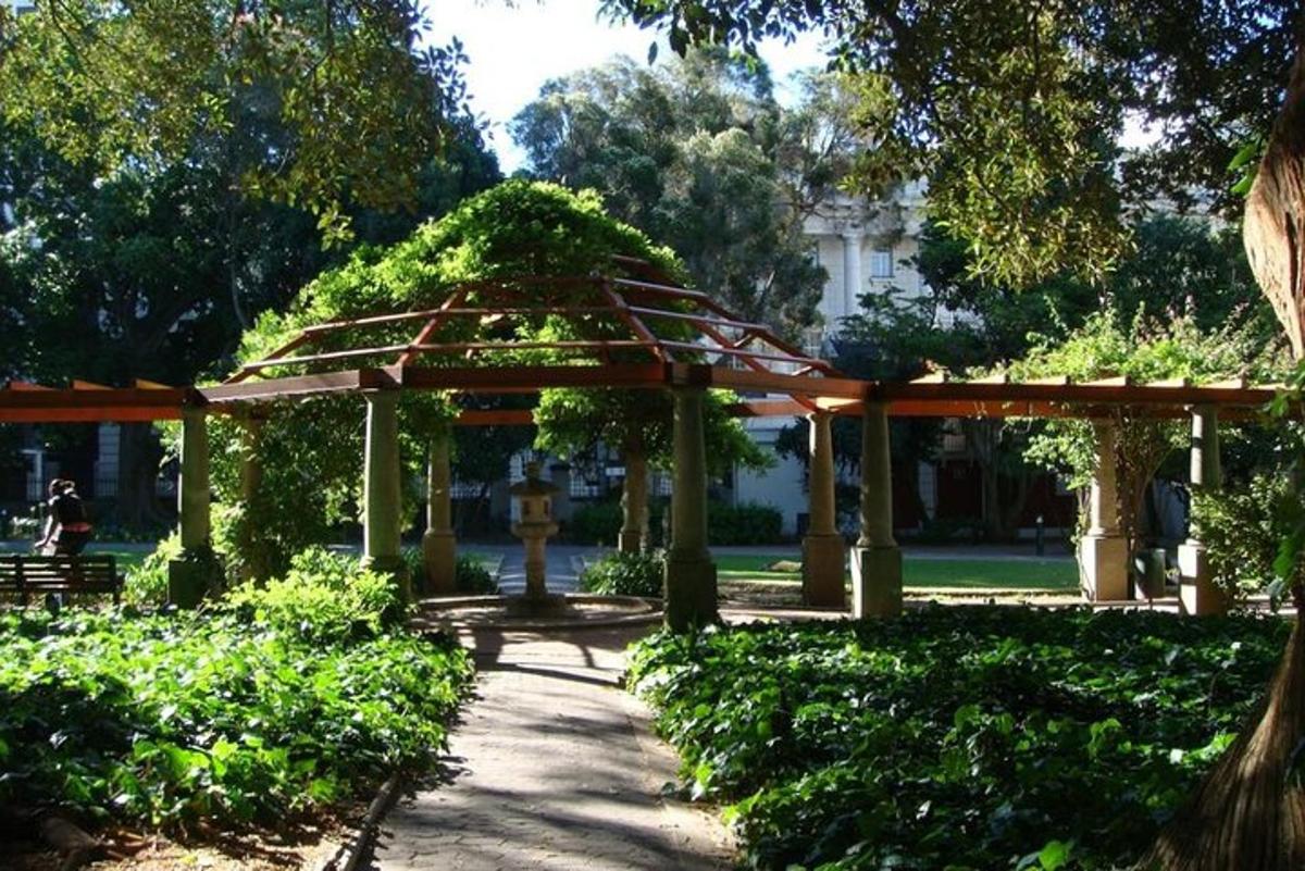 paviljonas parke su medžiais ir krūmais