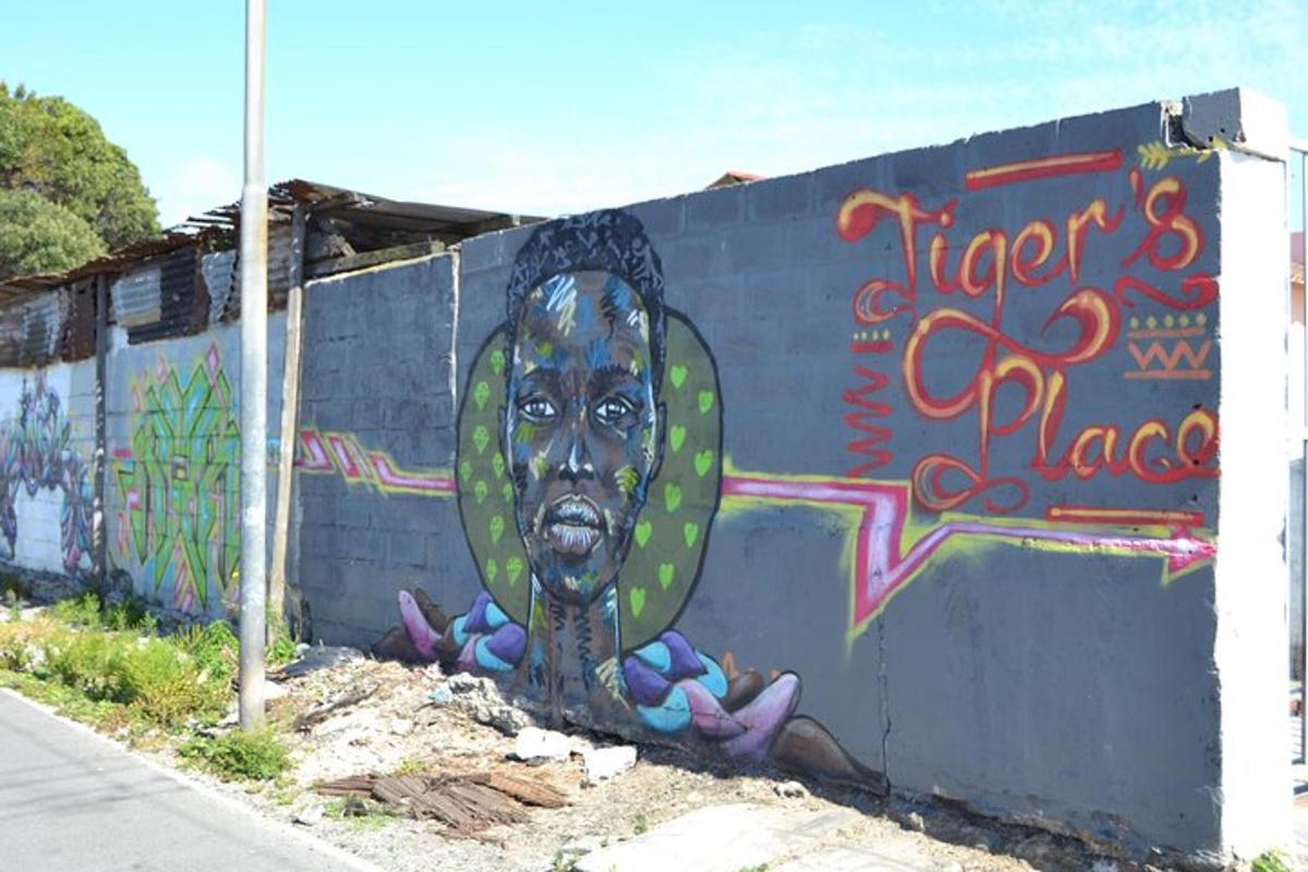 Una pared con una pintura de un cactus.