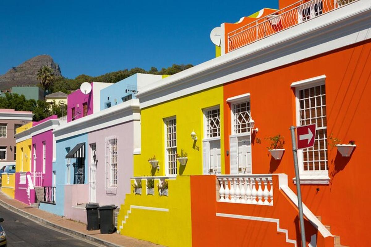 una filera de cases de colors en un carrer