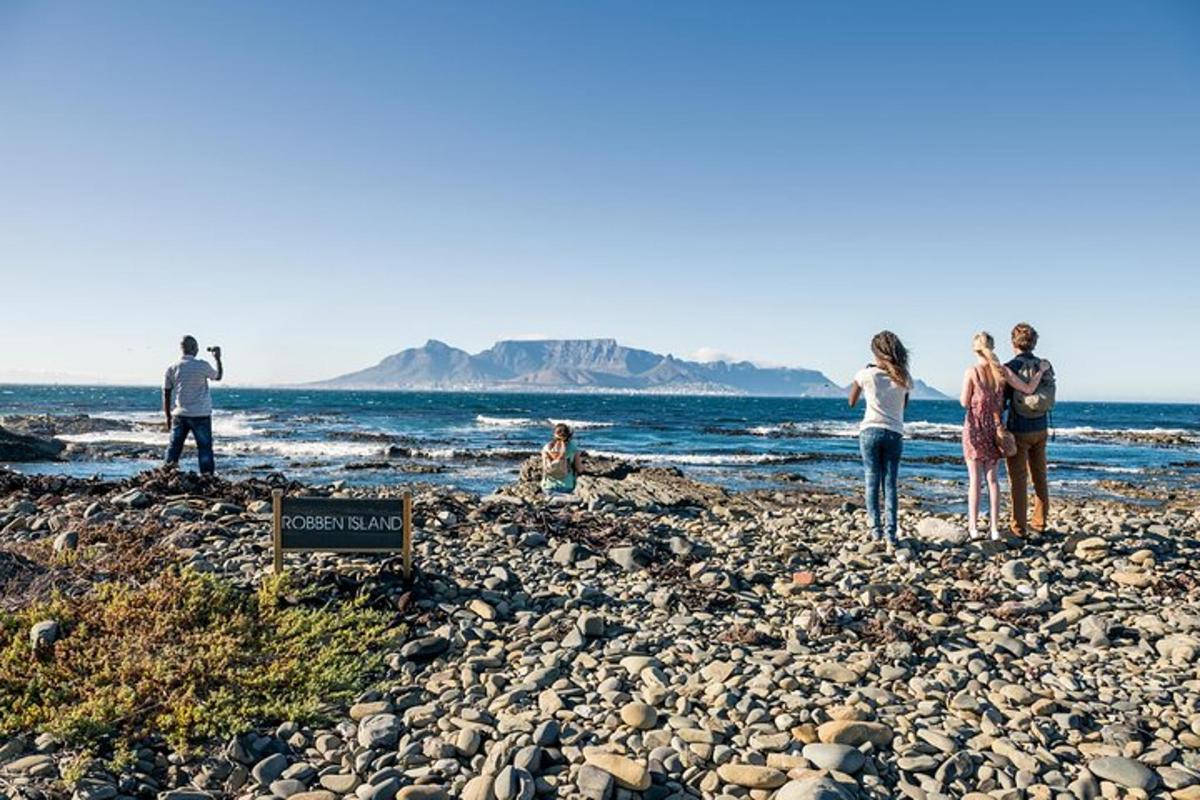 grupp inimesi, kes seisavad kivisel rannal