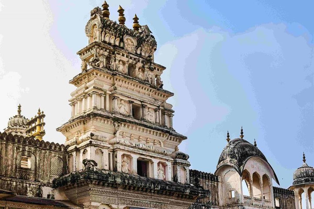 sebuah bangunan besar dengan menara di atasnya