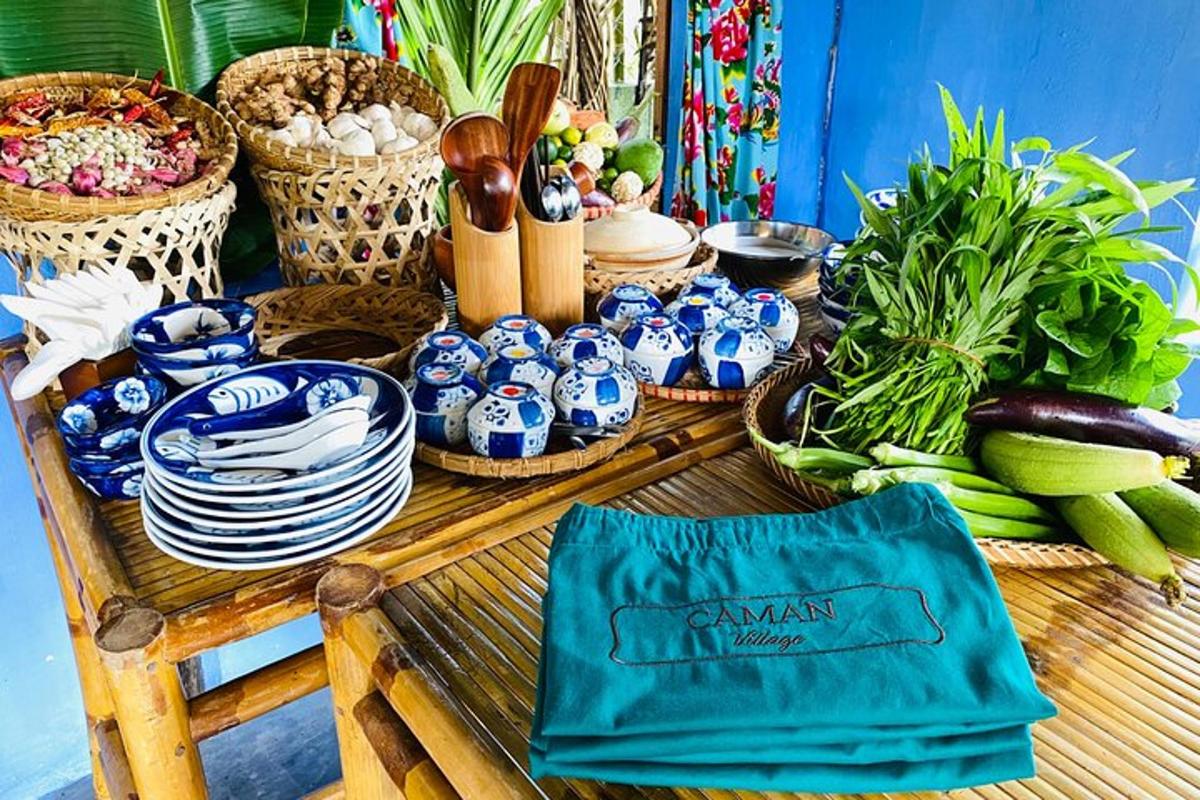 uma mesa coberta com pratos e tigelas azuis e brancas