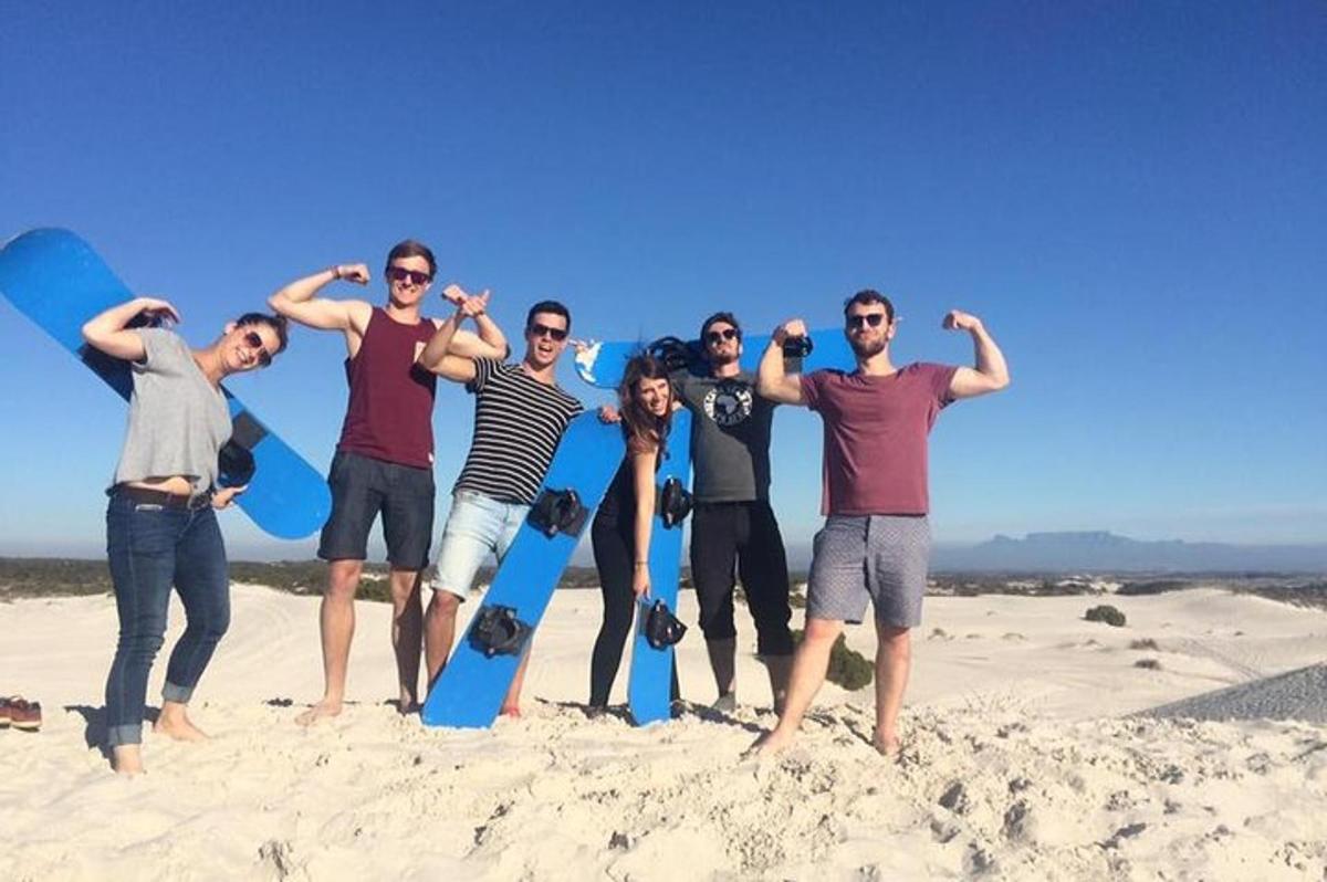 Un grupo de hombres de pie en la arena con tablas de surf.