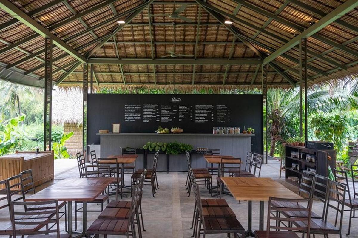un restaurant amb taules i cadires de fusta i un menú