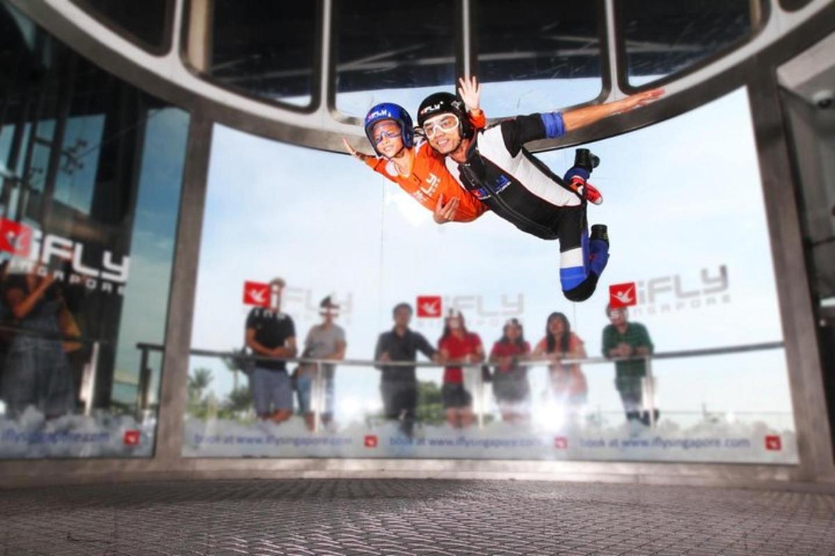 una persona che fa un trick sullo skateboard davanti a un cartellone pubblicitario