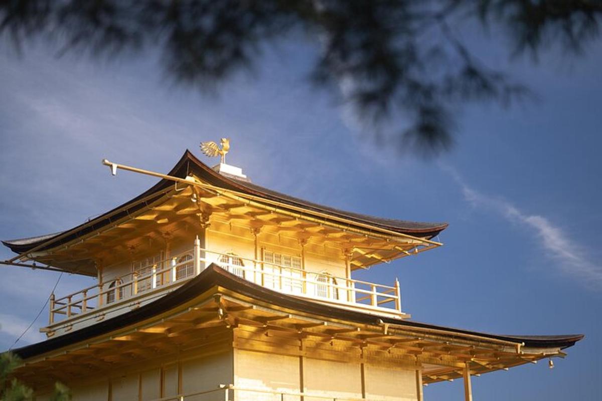 a japanese building with a roof on top of it