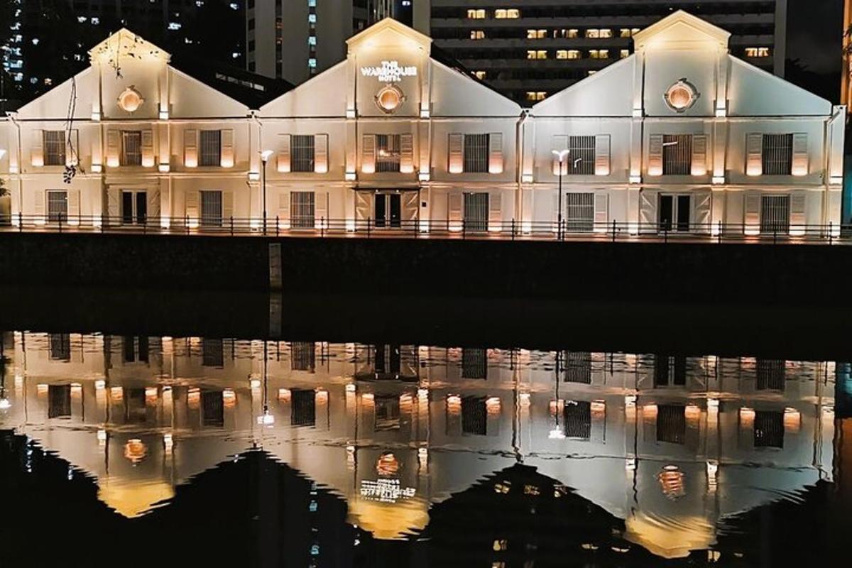 un edificio con il suo riflesso nell'acqua di notte
