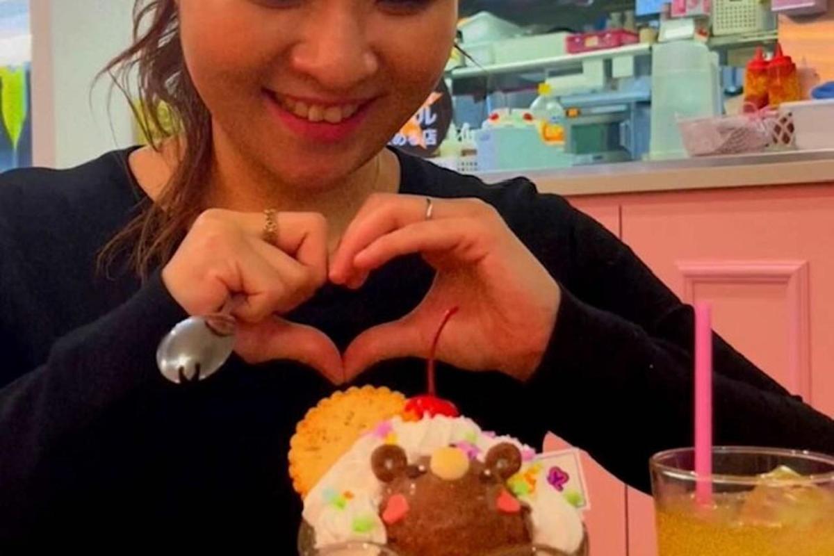 Žena vyřezává z dortu tvar srdce