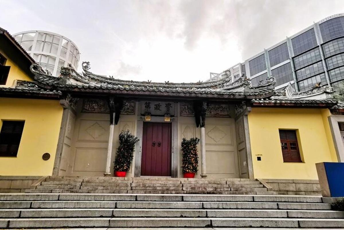 un edificio con una porta rossa e delle scale