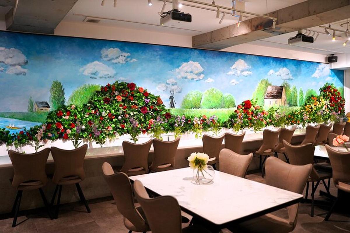 una sala da pranzo con un grande dipinto sul muro
