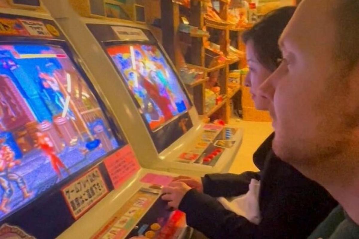 ピンボールマシンでビデオゲームをプレイする2人