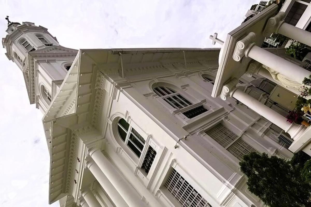 un grande edificio bianco con una torre dell'orologio