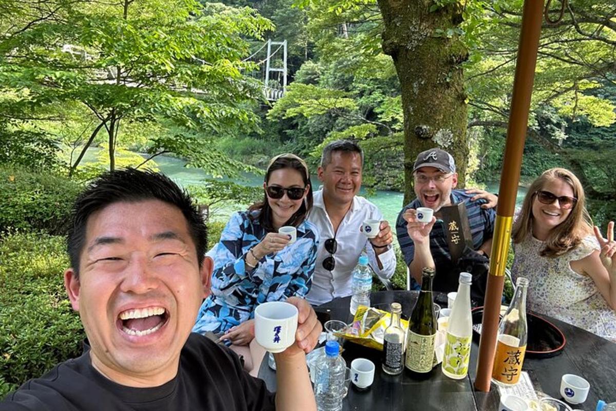 un gruppo di persone sedute a un tavolo con i loro drink