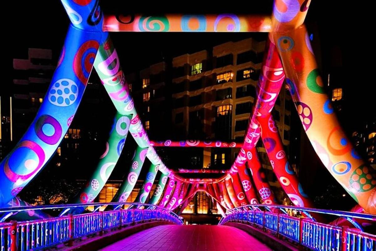 un ponte coperto di luci colorate di notte