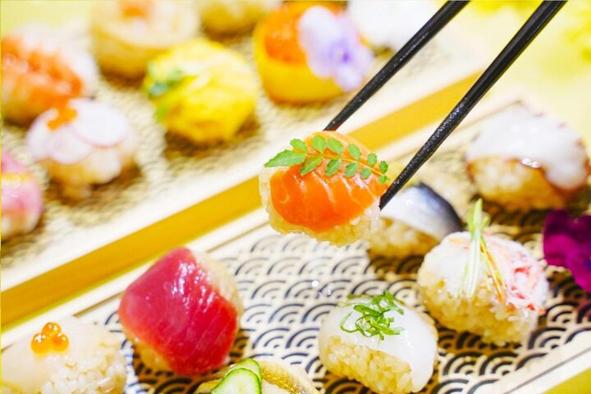 un gruppo di alimenti su un vassoio con le bacchette