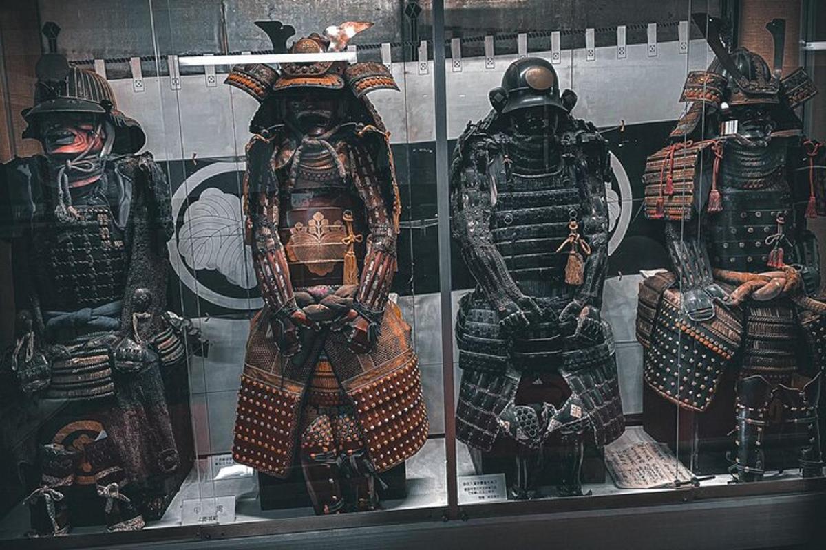 una finestra d'exhibició d'un grup d'estàtues de samurais