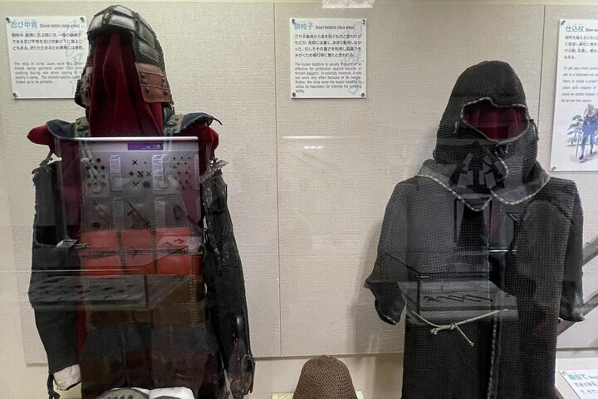 una exposició en una sala amb dos vestits exposats
