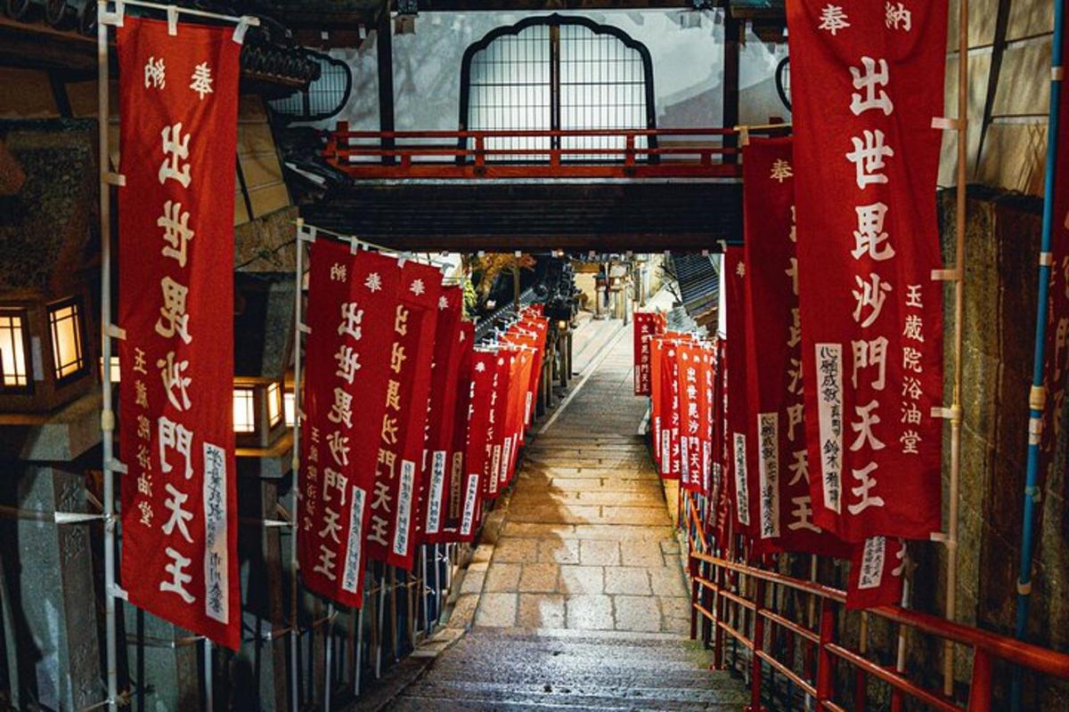 một hành lang có biển báo màu đỏ và trắng trong một cửa hàng