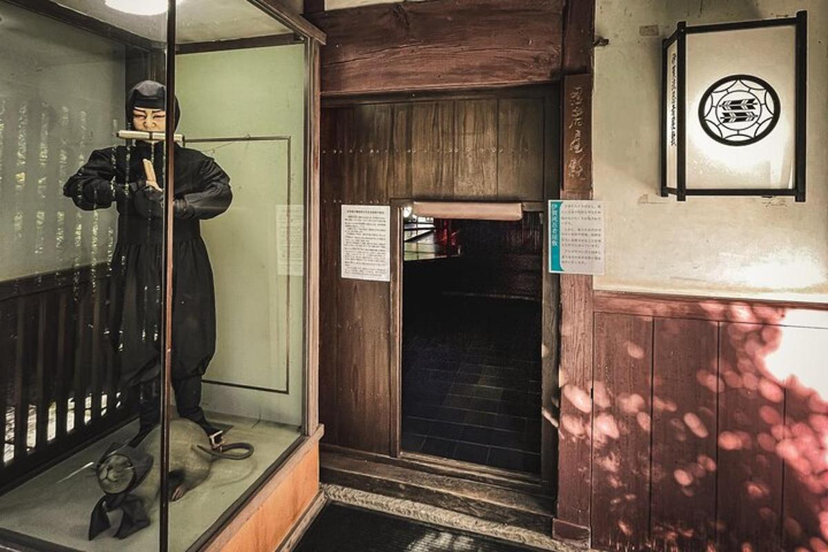 una estàtua d'un home dret a la finestra d'un edifici