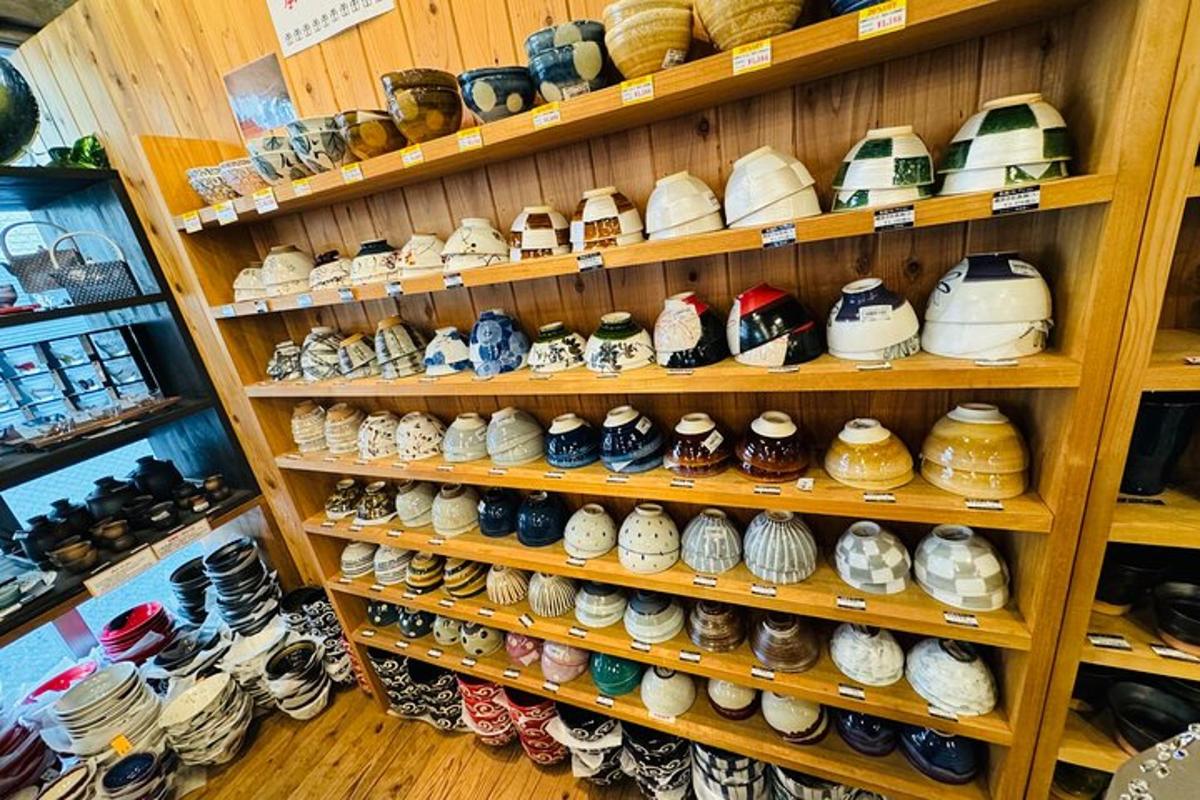 un'esposizione di ceramiche sugli scaffali di un negozio