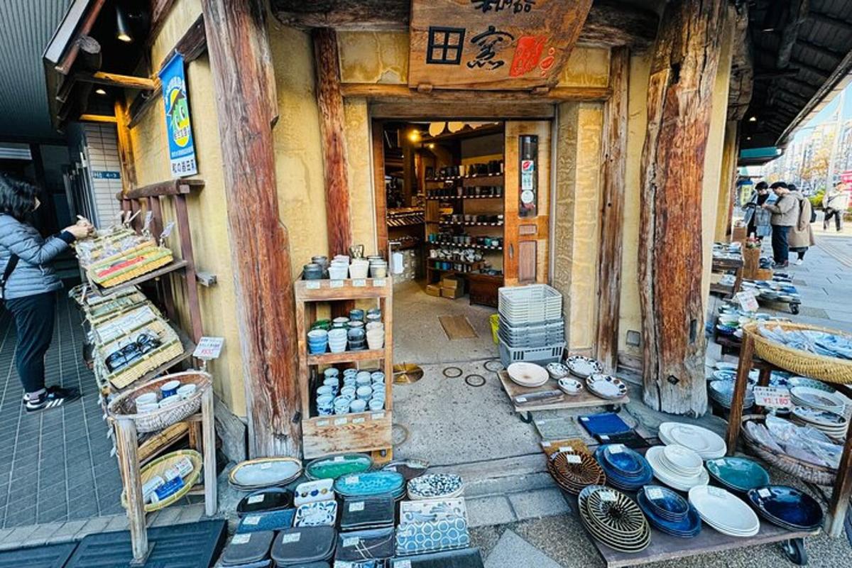un negozio con ciotole e altri oggetti sulla strada