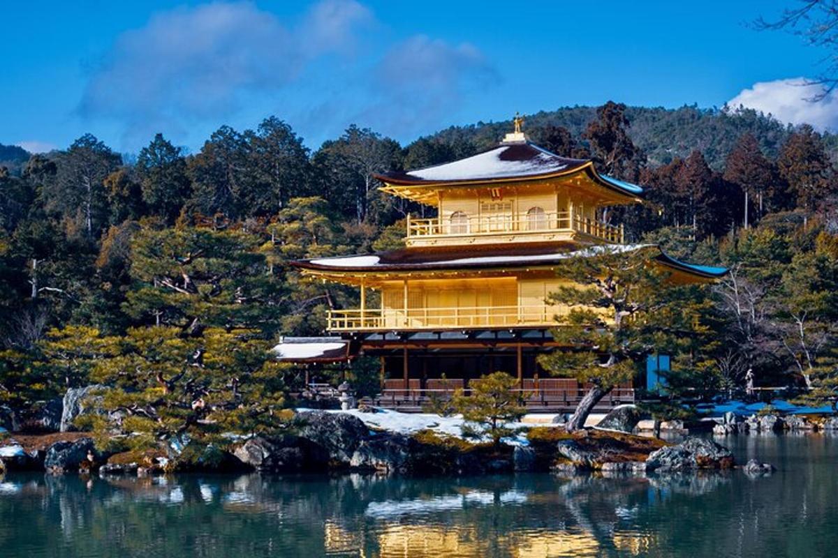 un grande edificio giallo sul lato di un lago