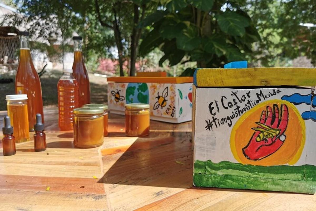 un tavolo di legno con bottiglie di birra e un cartello