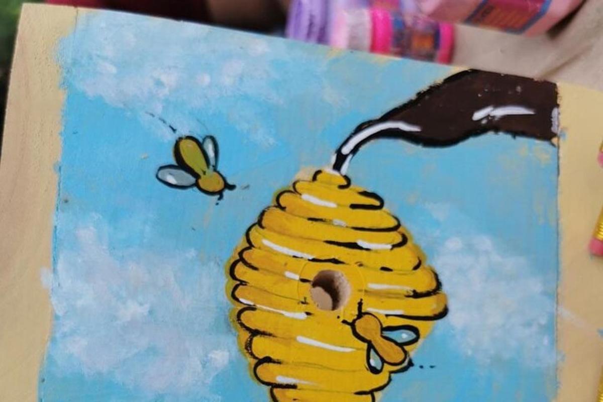 un dipinto di una banana con un'ape sopra
