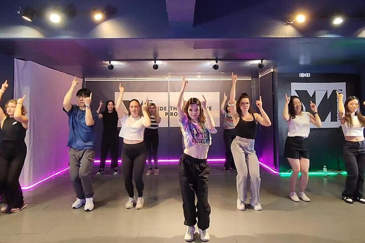 un gruppo di persone in piedi su un palco con le mani in aria