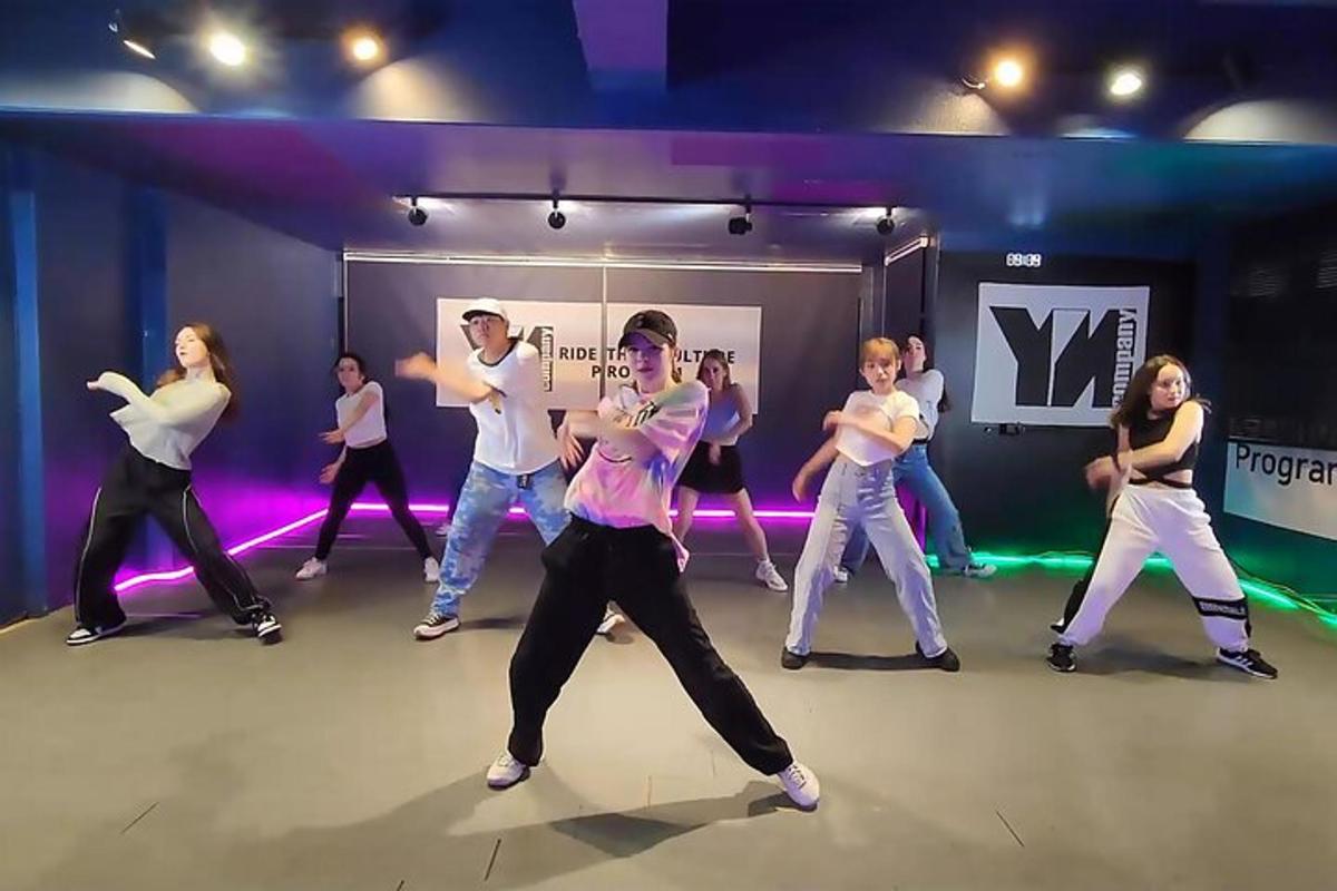 un gruppo di persone che ballano su un palco