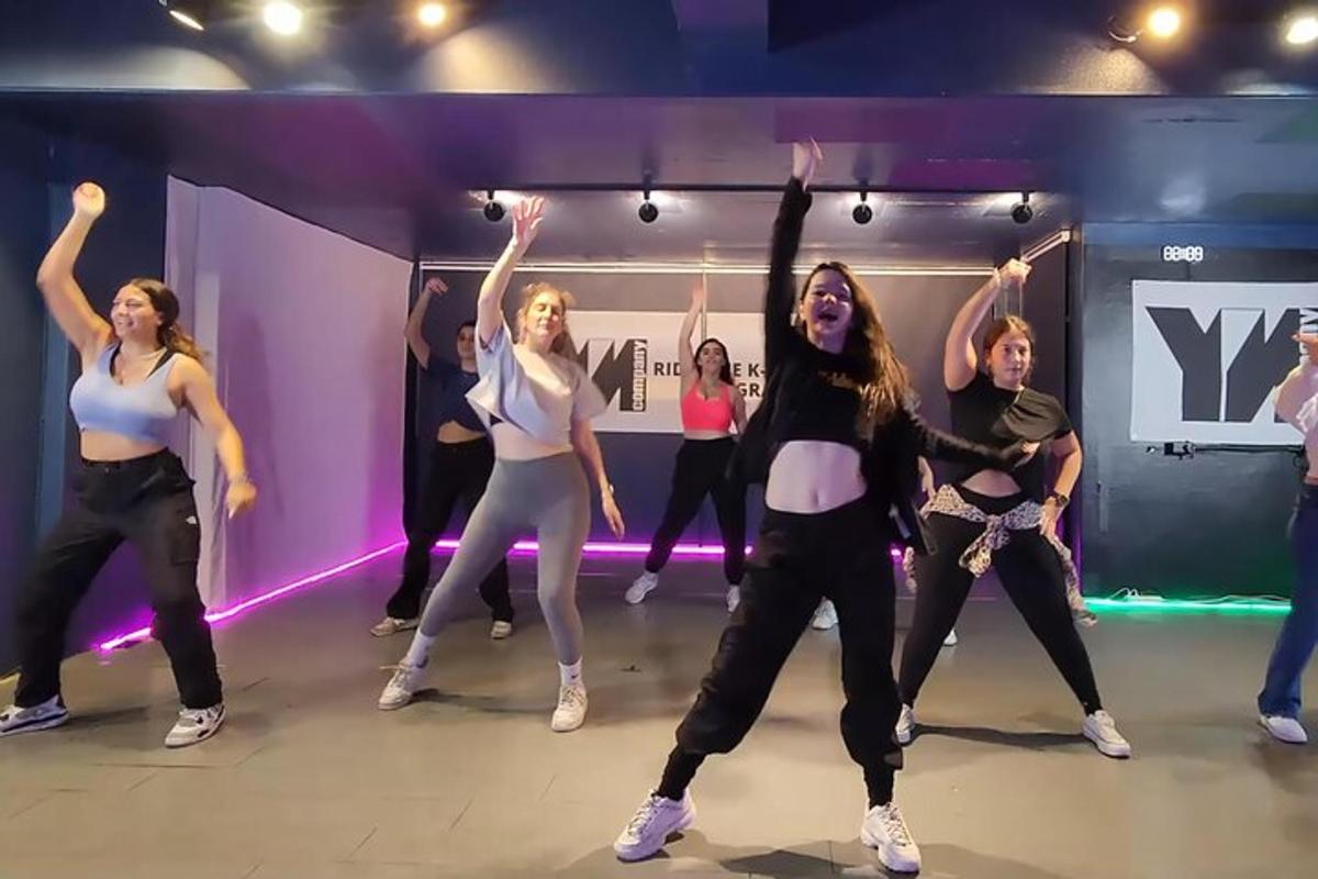 un gruppo di donne che ballano su una pista da ballo