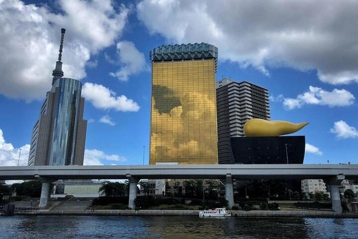 un edifici groc davant d'uns edificis alts