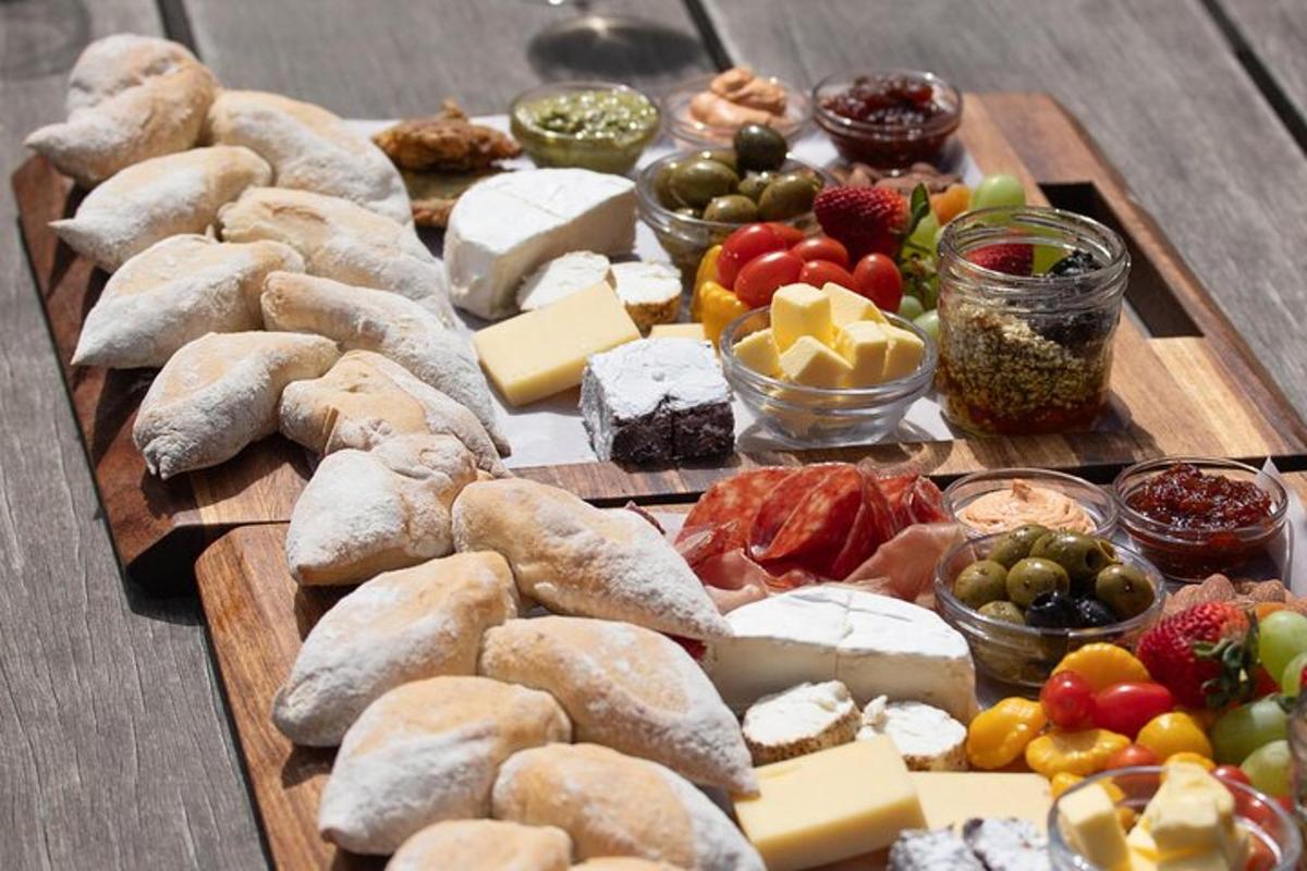 Una mesa cubierta con diferentes tipos de quesos y otros alimentos.