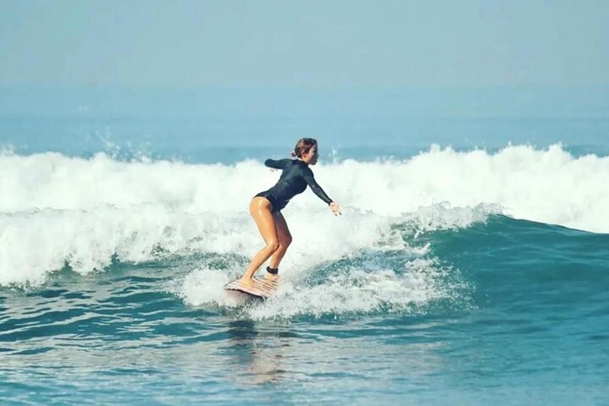 一名女子在海上冲浪