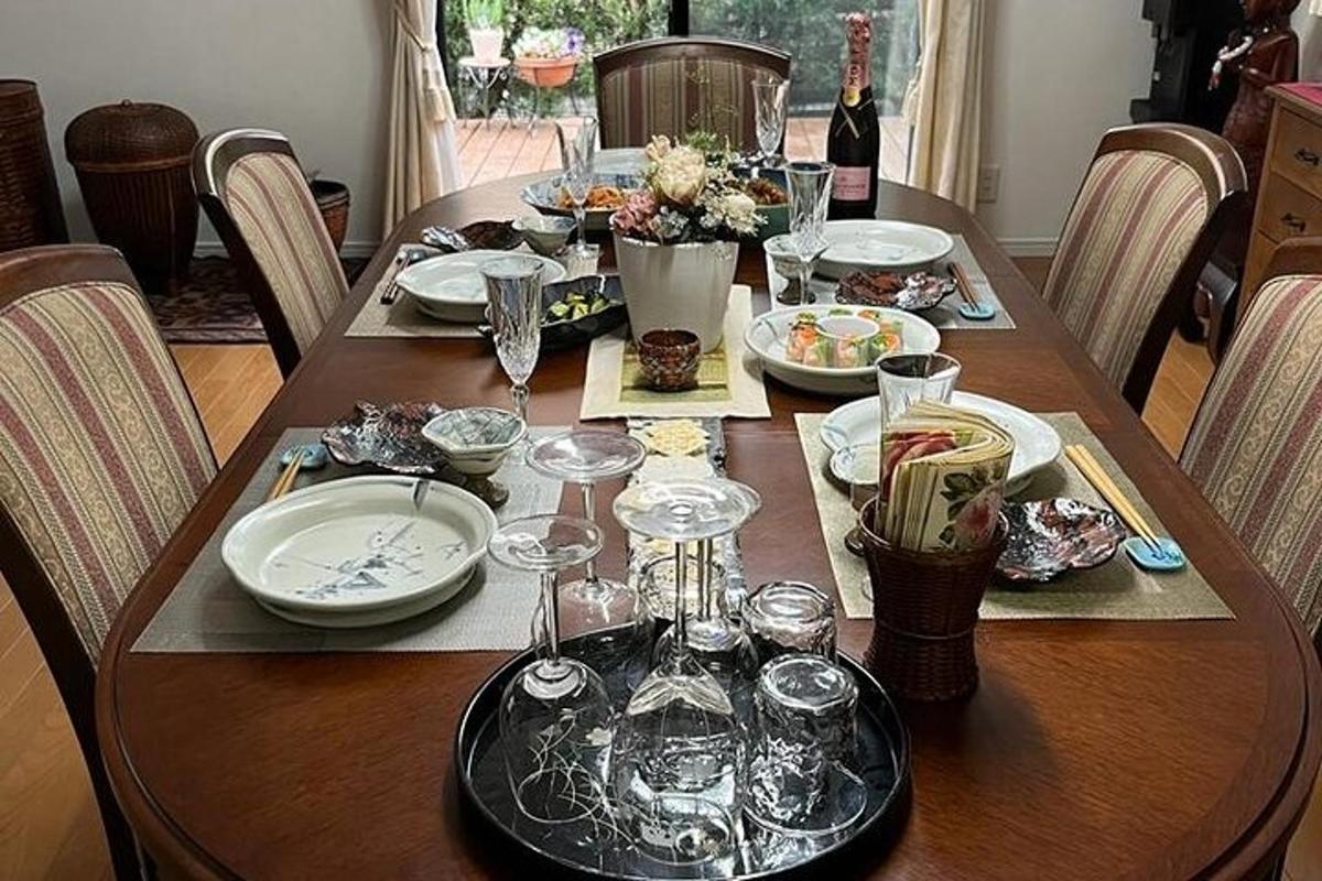 lesena miza s krožniki in kozarci za vino