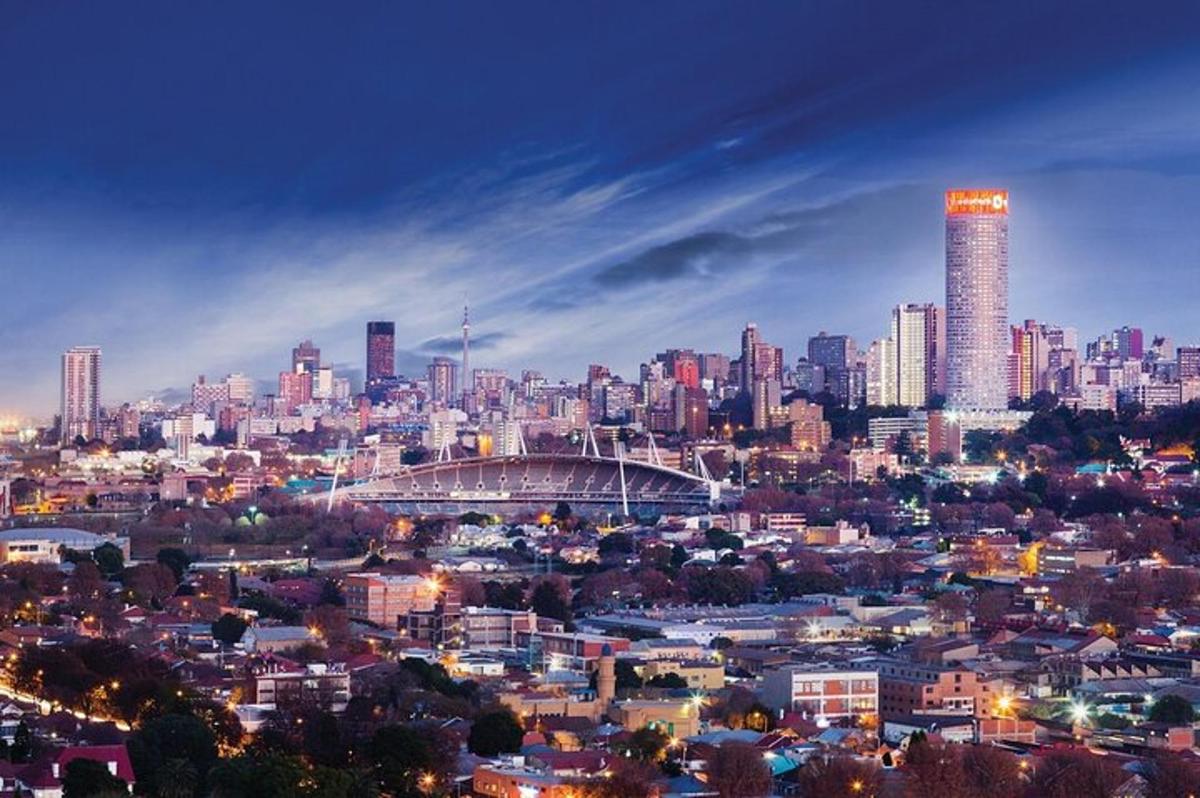 una vista di una città di notte con uno skyline