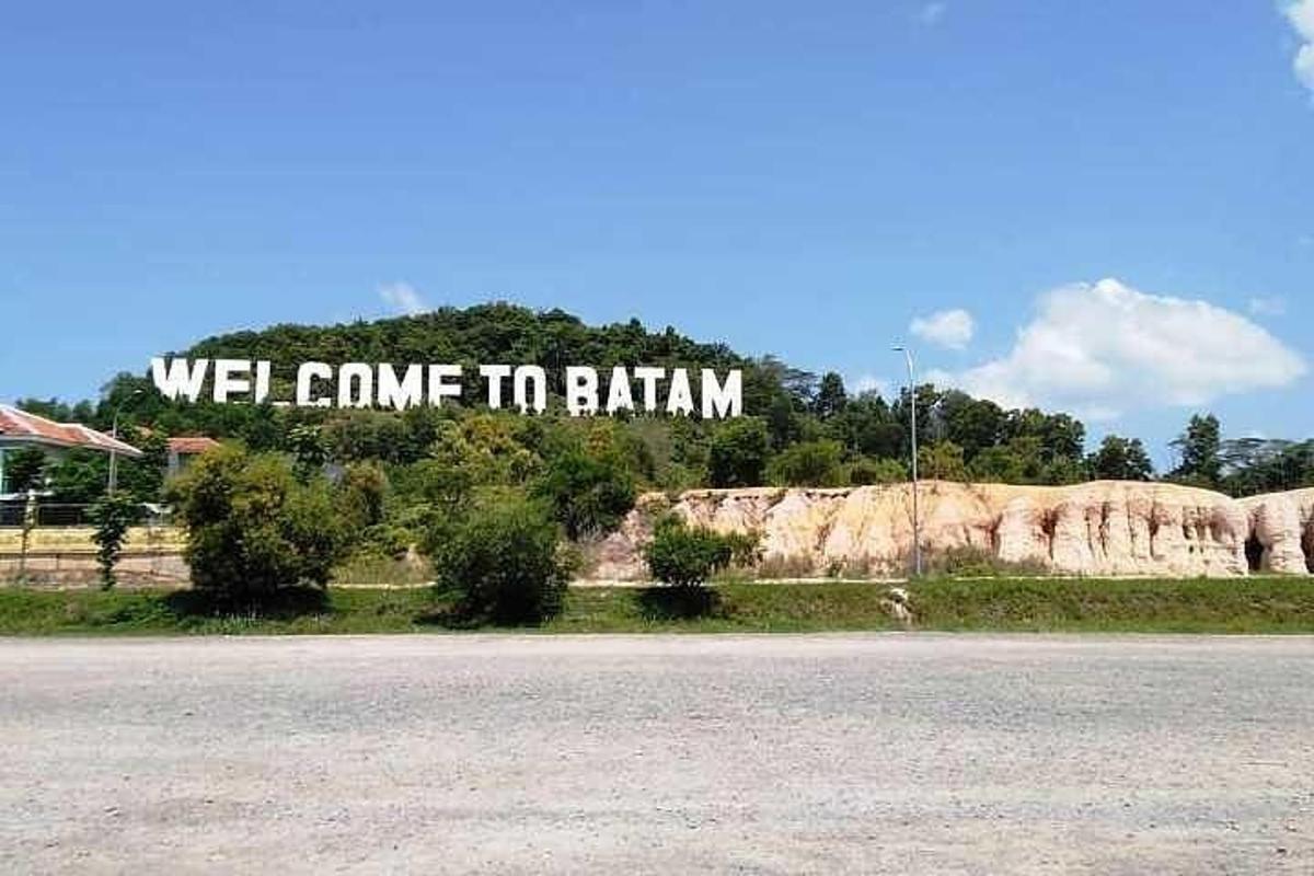 un cartello che dice "Benvenuti in Bahrein" su una collina