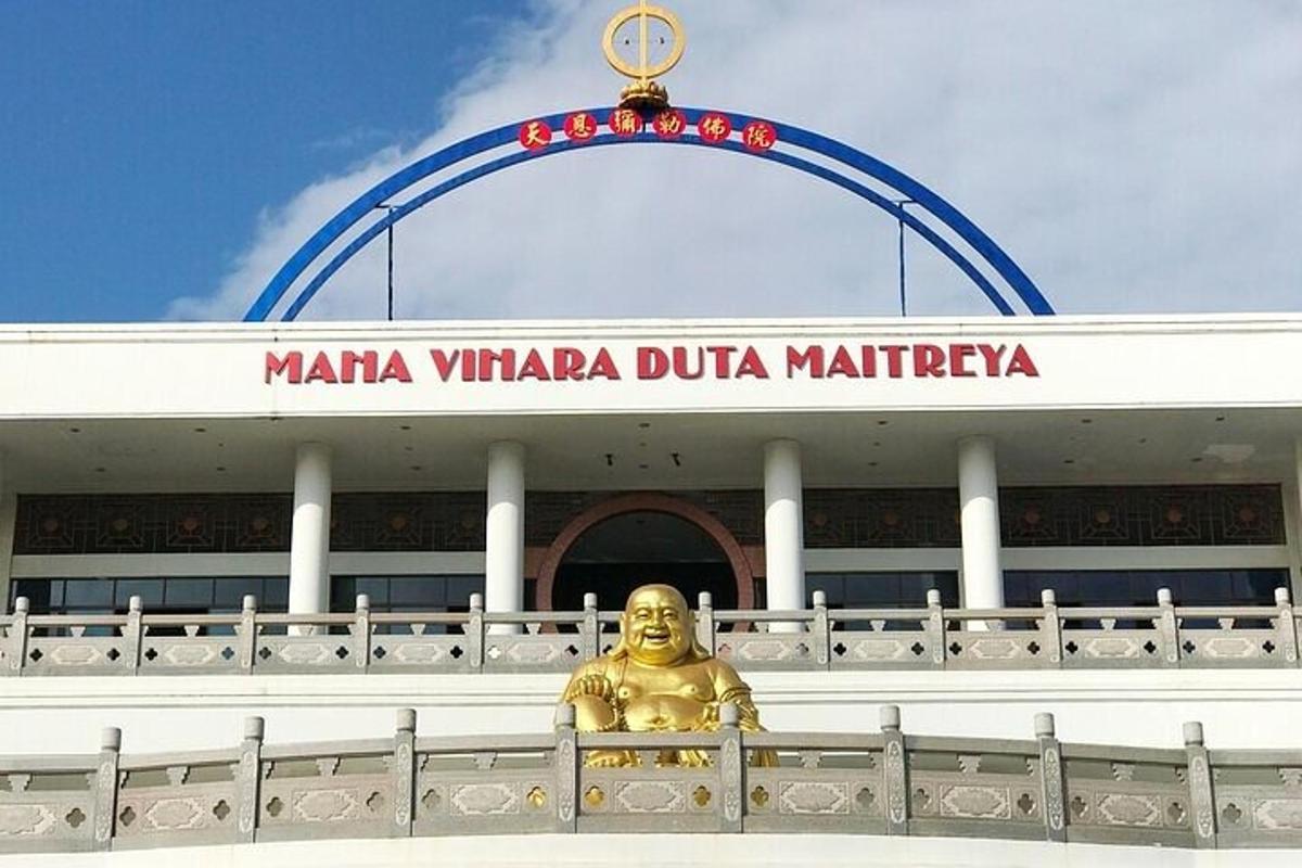 una statua d'oro davanti a un edificio con un arco