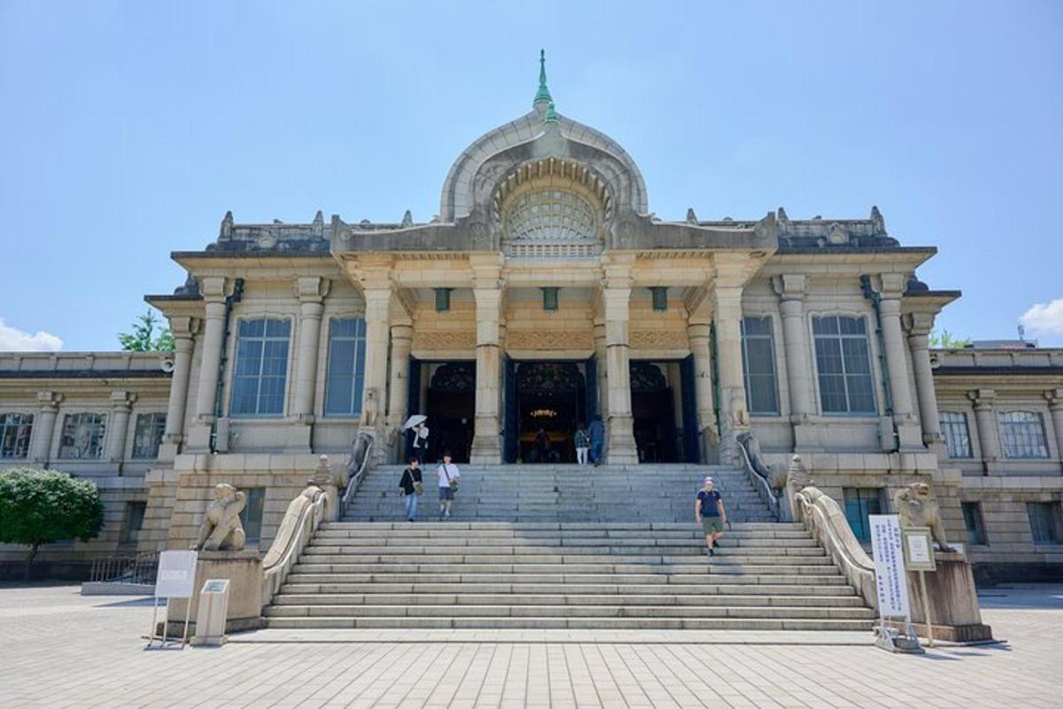 un grande edificio con scale di fronte
