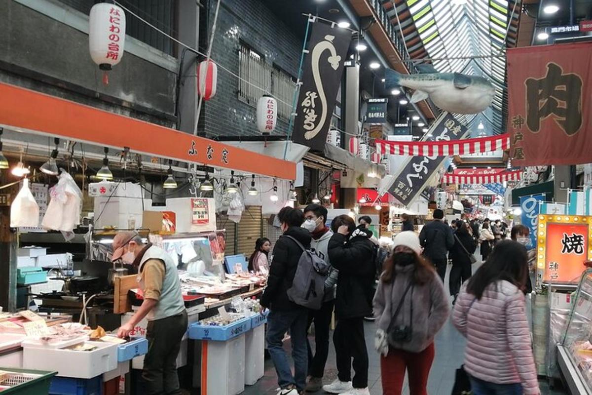 μια ομάδα ανθρώπων που στέκονται σε μια αγορά τροφίμων